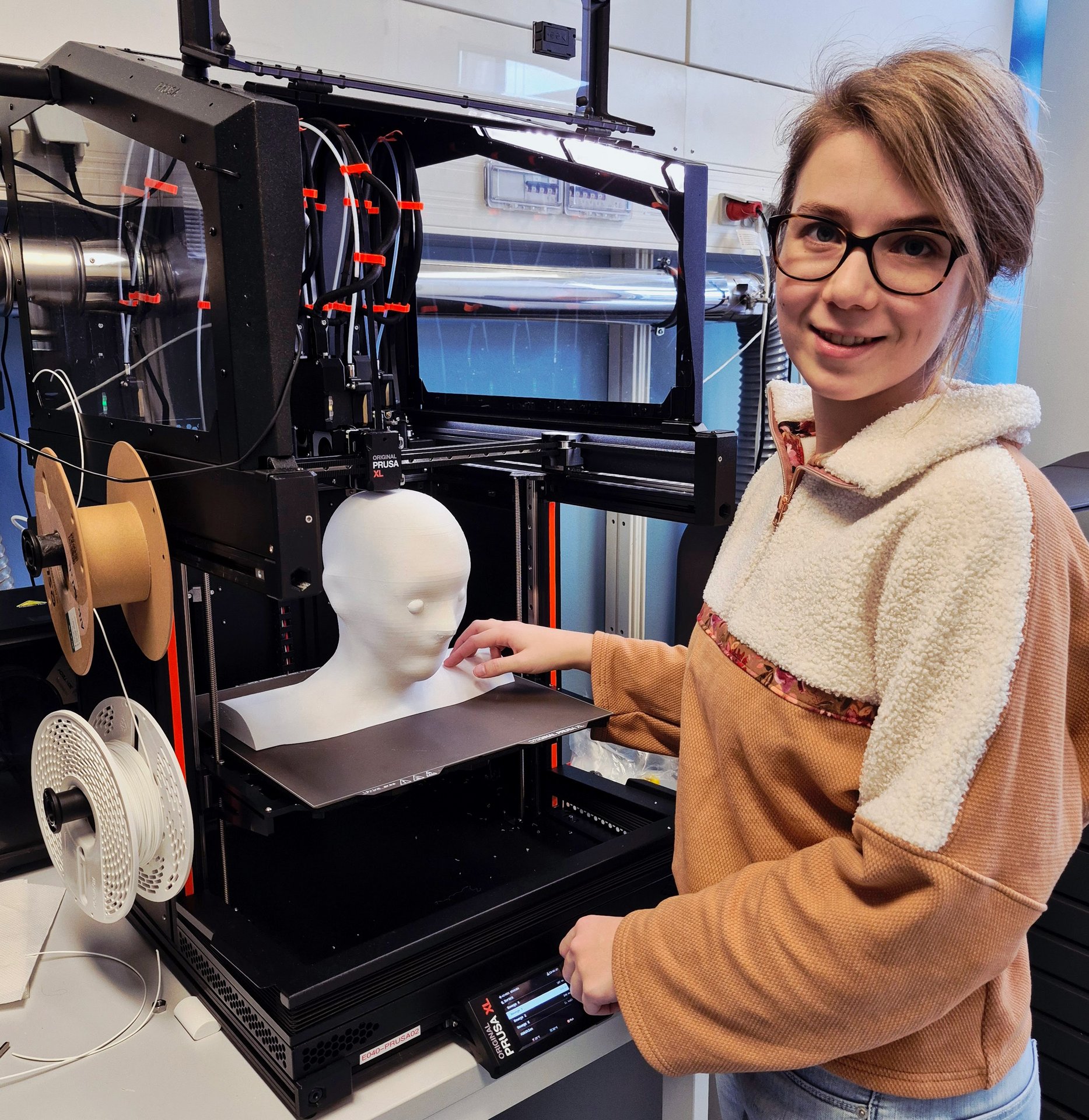 Dr. Christina Stengl an einem 3D-Drucker, der ein Phantom produziert.