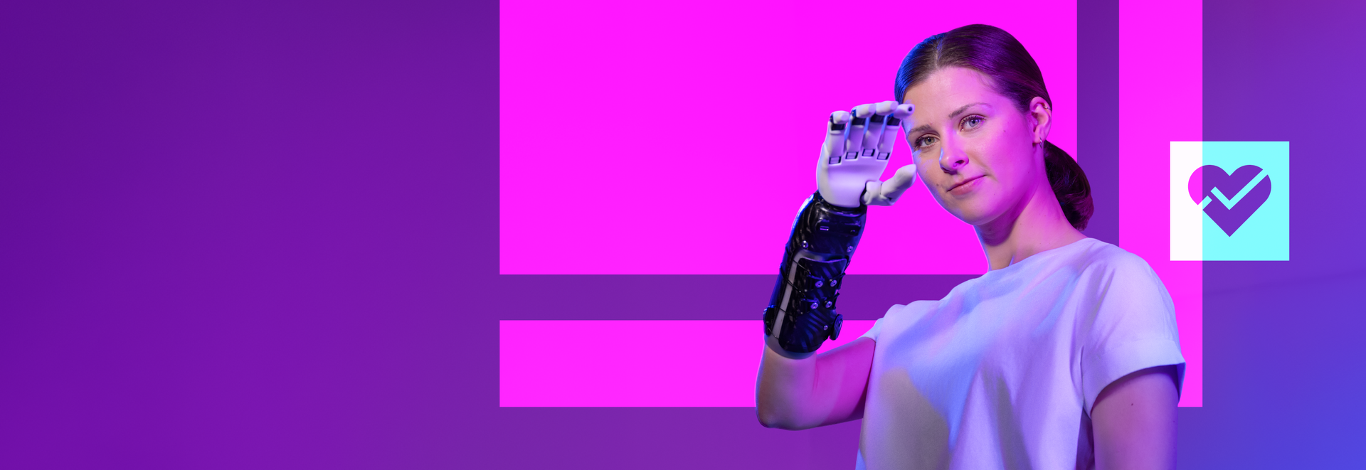 Eine Frau hält einen Arm mit einer Bionic-Handprotese in die Luft, daneben eine Herz-Grafik