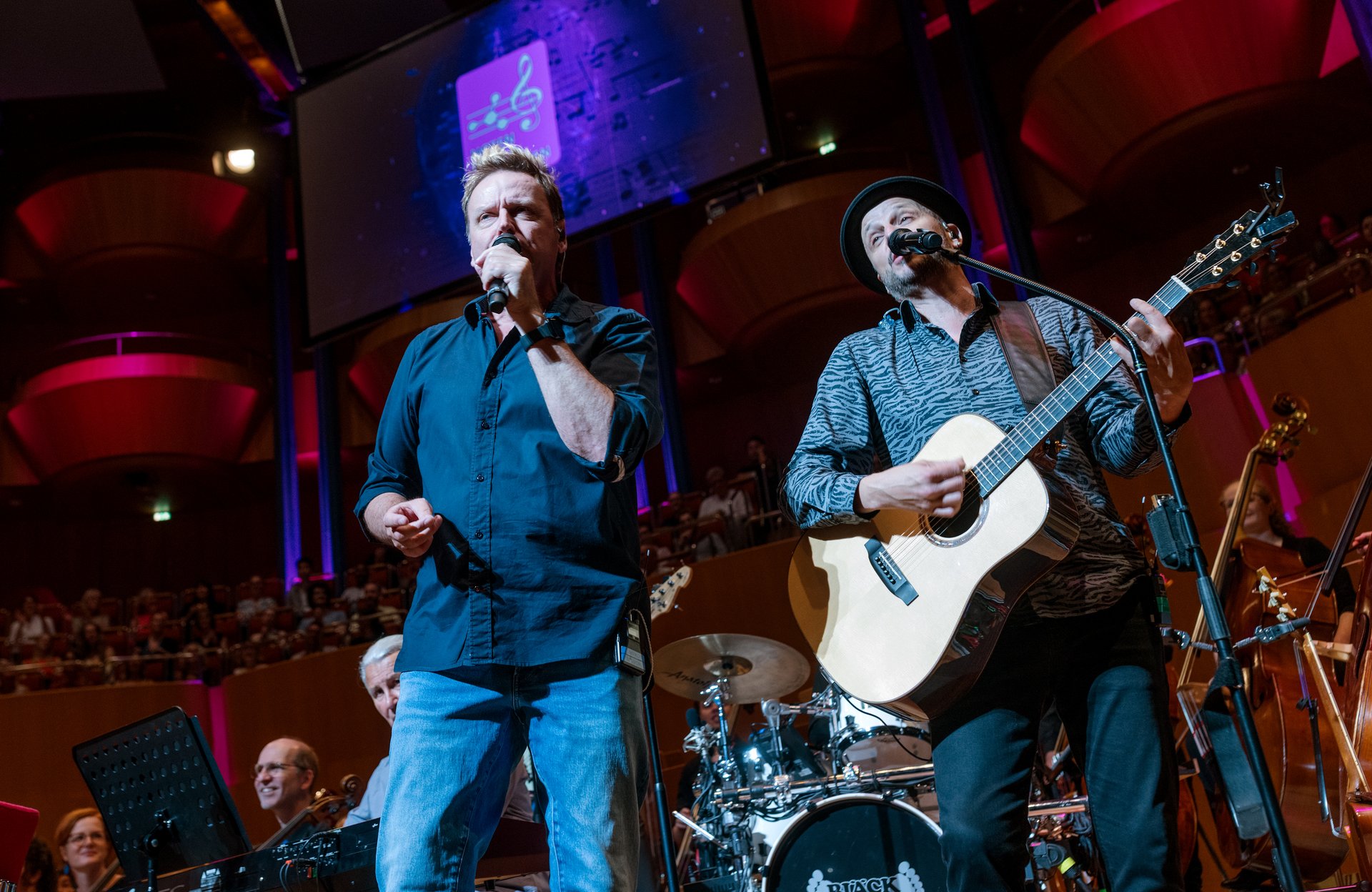Mirko Bäumer und Pit Hupperten von der Band Bläck Fööss auf der Bühne in der Kölner Philharmonie