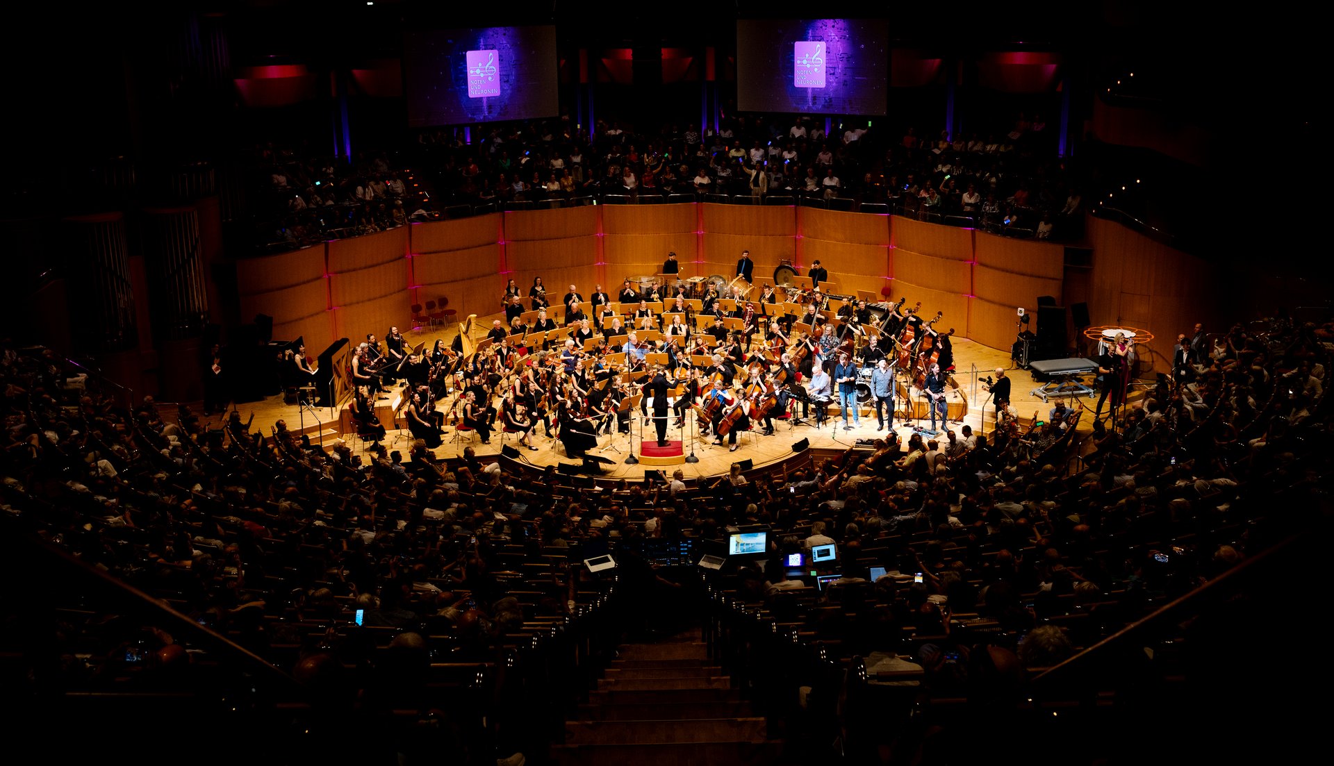 Konzertsaal der Kölner Philharmonie mit Orchester und Publikum