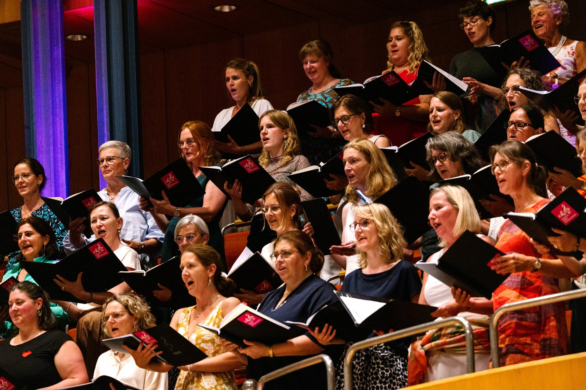 Chor mit Notenheften auf den Sitzrängen der Kölner Philharmonie