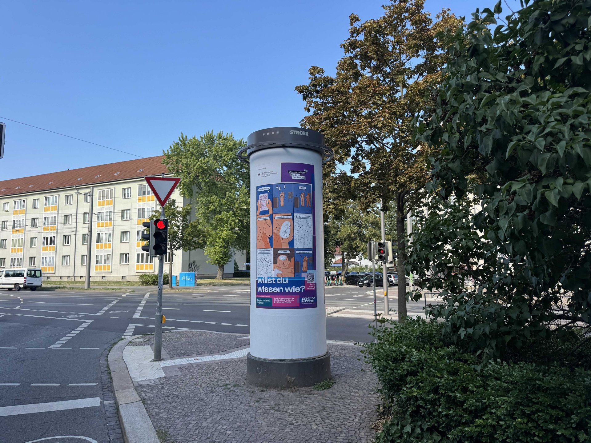 Eine Litfaßsäule mit einem Comic zu Gehirngesundheit.