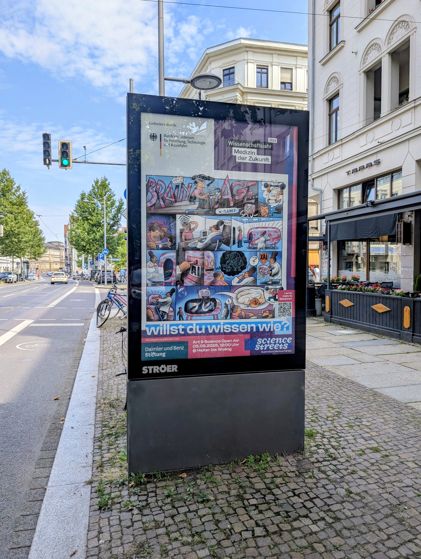 Eine digitale Anzeigetafel mit einem Comic zur Gehirngesundheit.