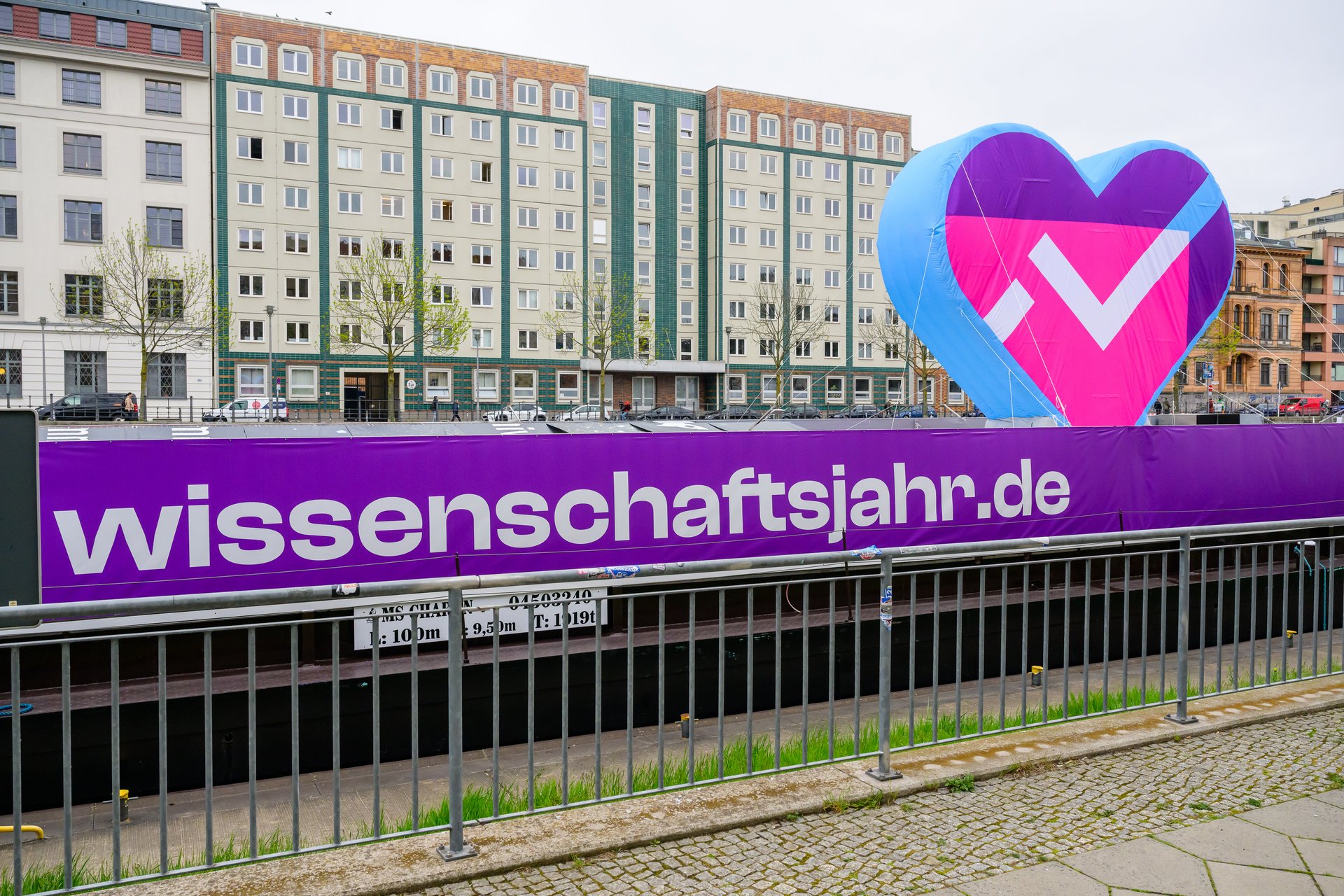 Die MS Wissenschaft von außen mit einem großen Herzaufsteller an Bord.