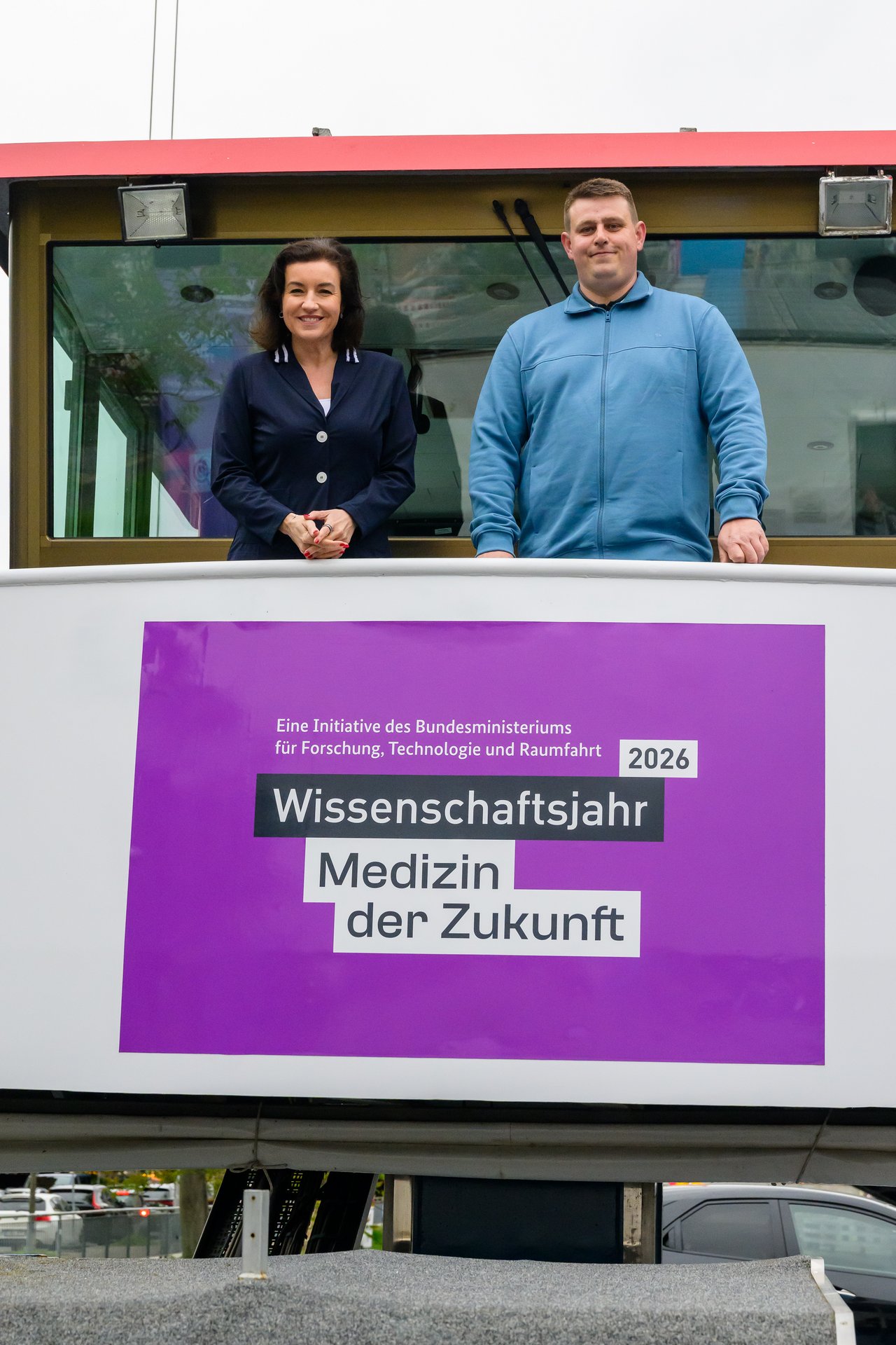 Bundesministerin für Forschung, Technologie und Raumfahrt Dorothee Bär mit dem Kapitän der MS Wissenschaft.