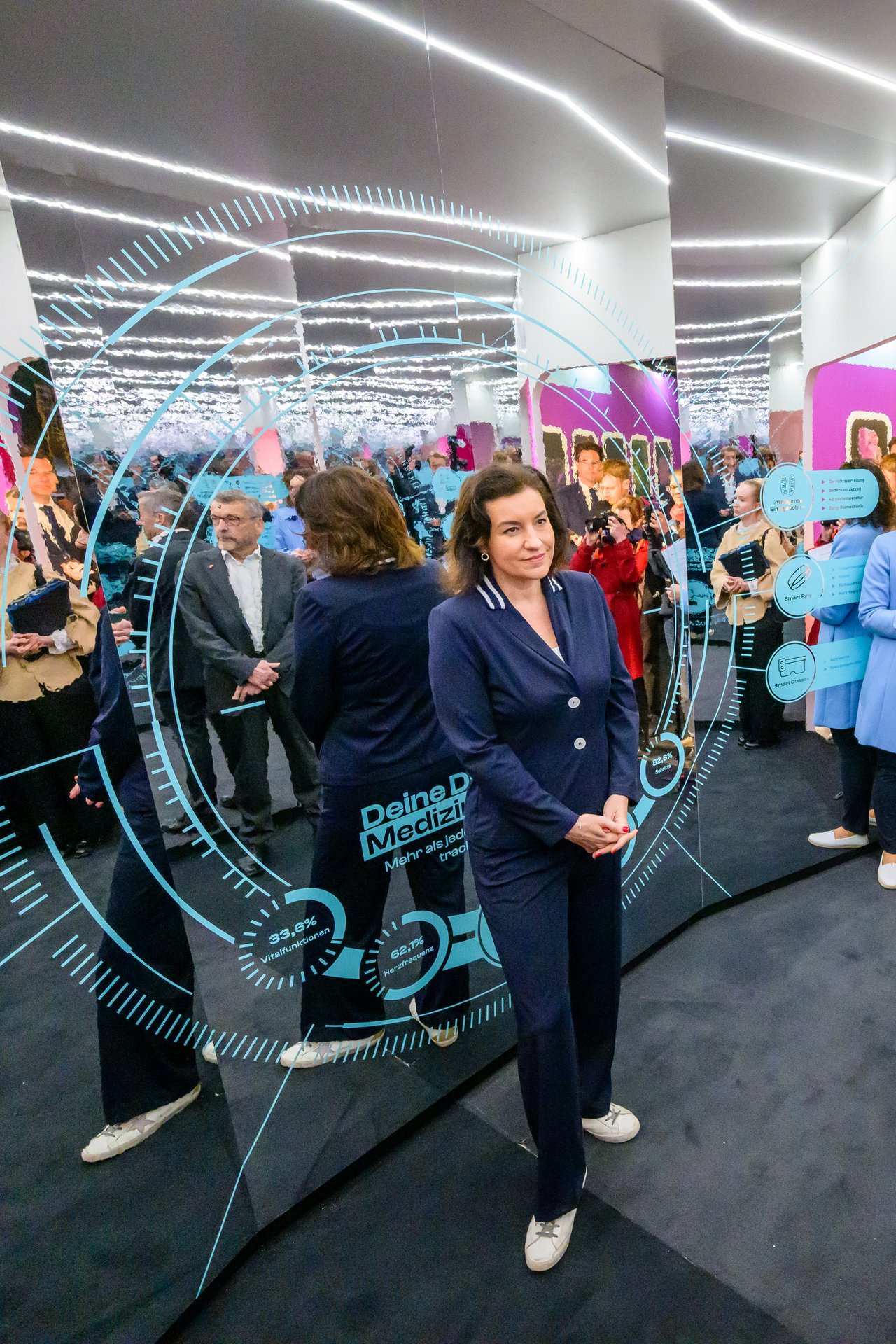 Bundesministerin für Forschung, Technologie und Raumfahrt Dorothee Bär vor einer Spiegelwand.