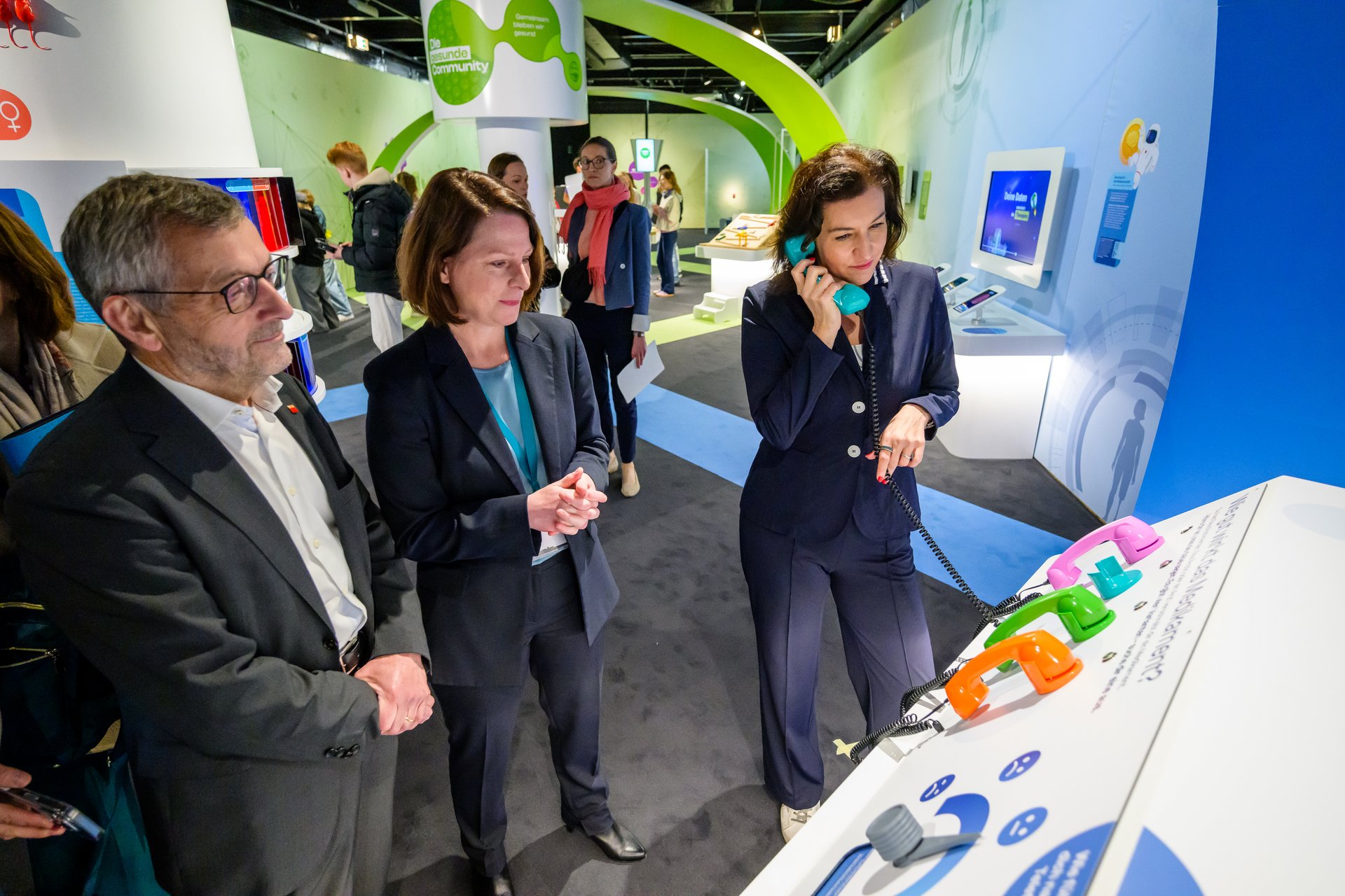 Bundesministerin für Forschung, Technologie und Raumfahrt Dorothee Bär hält sich einen Telefonhörer ans Ohr.