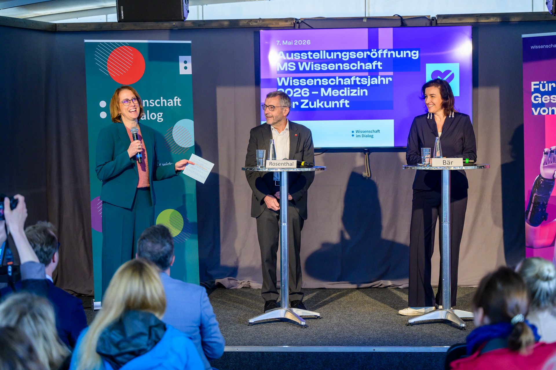 Bundesministerin für Forschung, Technologie und Raumfahrt Dorothee Bär mit Prof. Dr. Walter Rosenthal auf der Bühne.