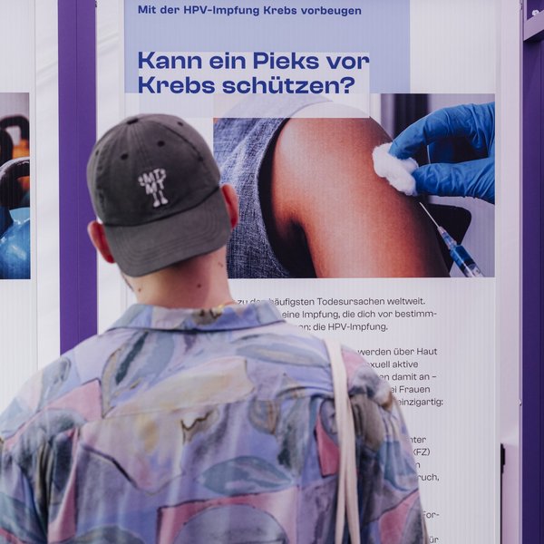 Eine Person steht vor einer Tafel auf der Health XP.