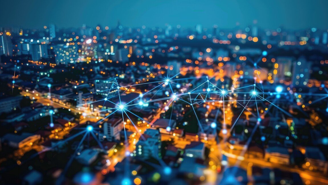 Leuchtende Linien und Knotenpunkte über einer Stadt.