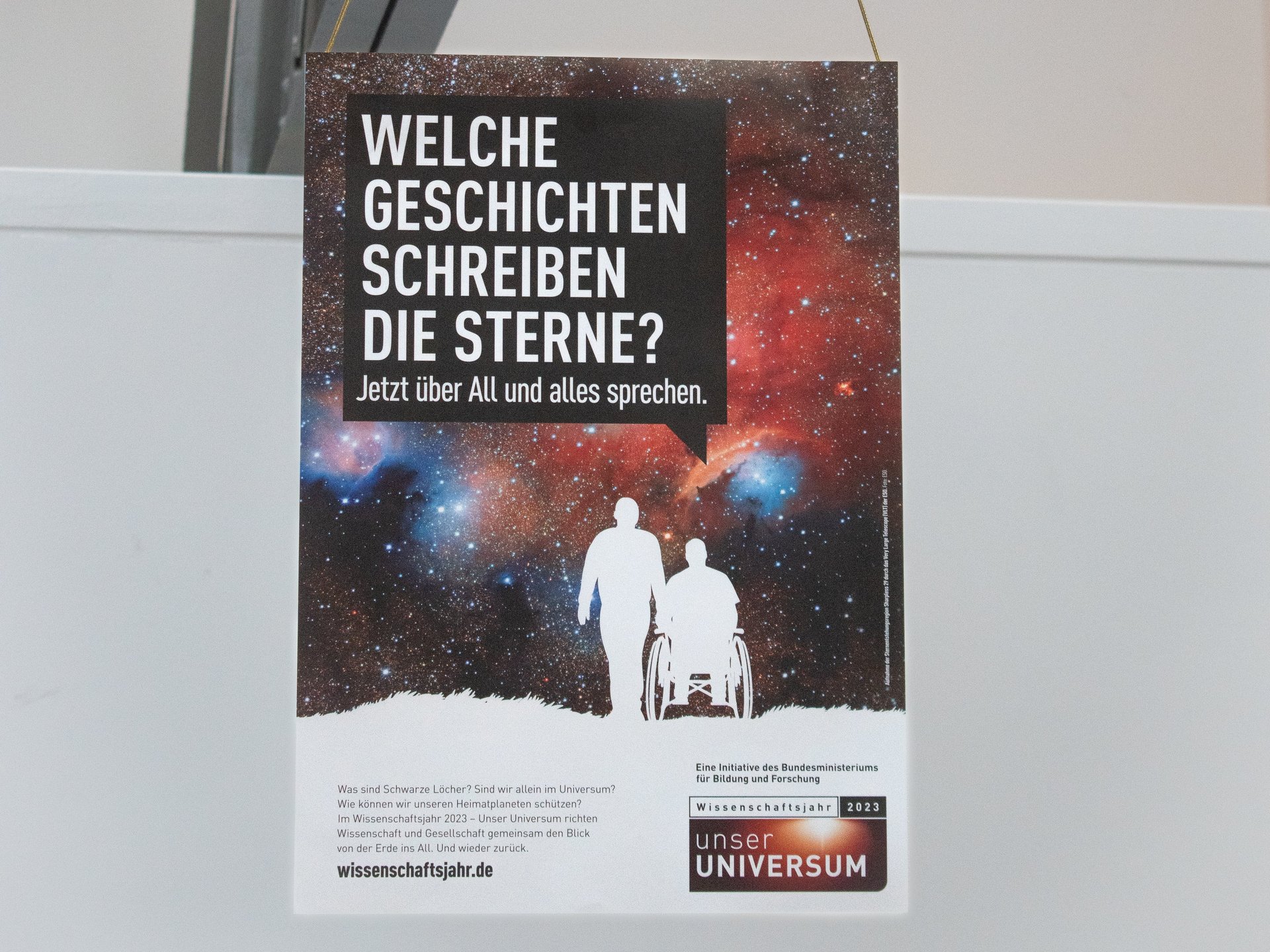 Das Plakat "Welche Geschichten schreiben die Sterne" aus dem Wissenschaftsjahr 2023 – Unser Universum. 