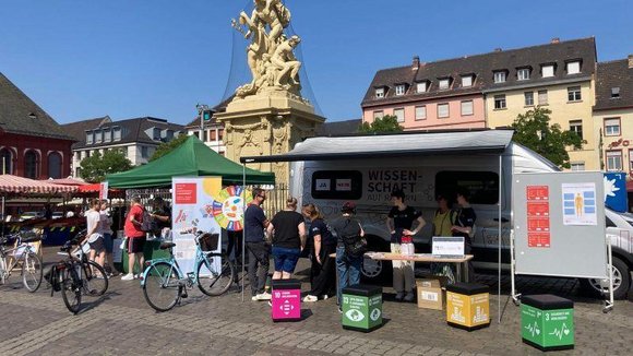 Mobiler Informationsstand des Projekts auf Marktplatz.