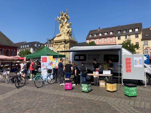 Mobiler Informationsstand des Projekts auf Marktplatz.
