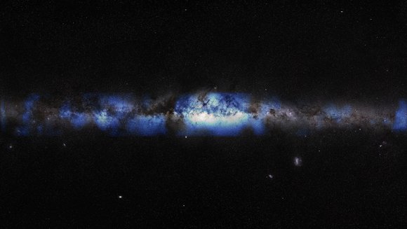 Die Milchstraße läuft zentral über einen schwarzen Hintergrund