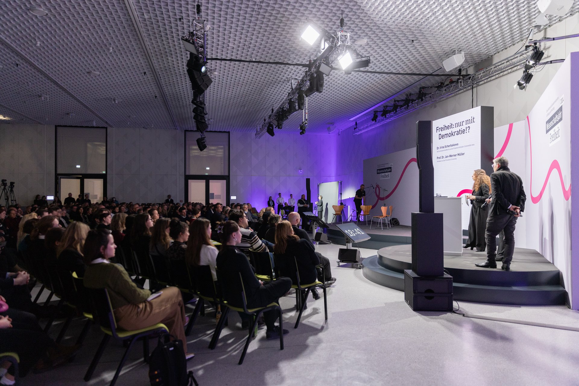 Großaufnahme des Publikums und der Bühne.