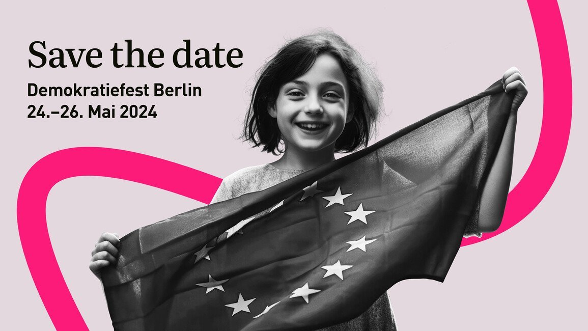 Ein Kind hält eine Europaflagge in der Hand. Begleittext: Save the Date! Demokratiefest Berlin. 24. bis 26. Mai 2024.