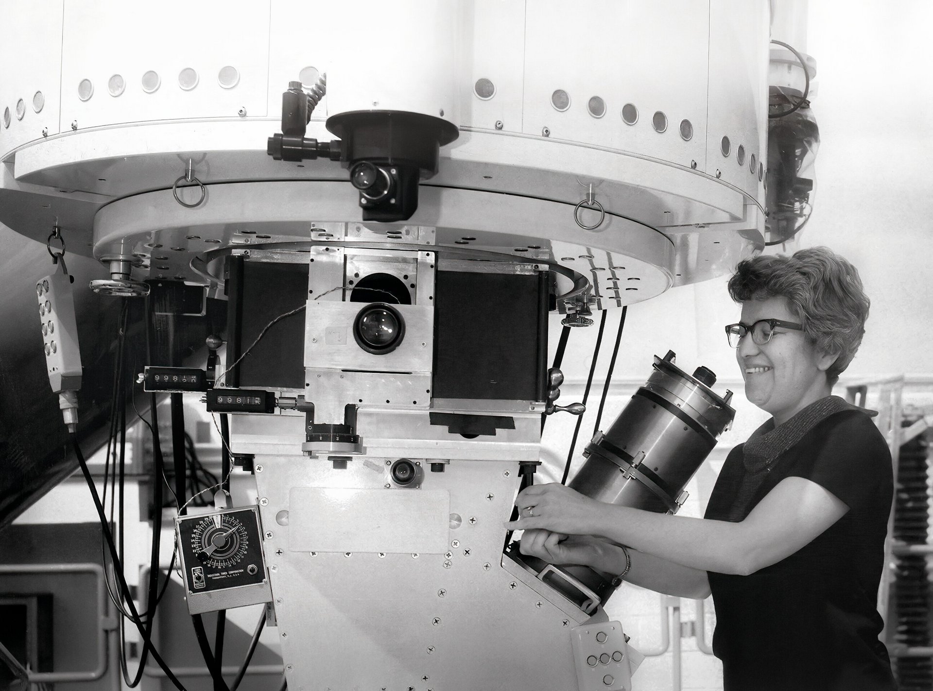 Vera Rubin benutzt ein Teleskop des Kitt-Peak-Nationalobservatoriums.