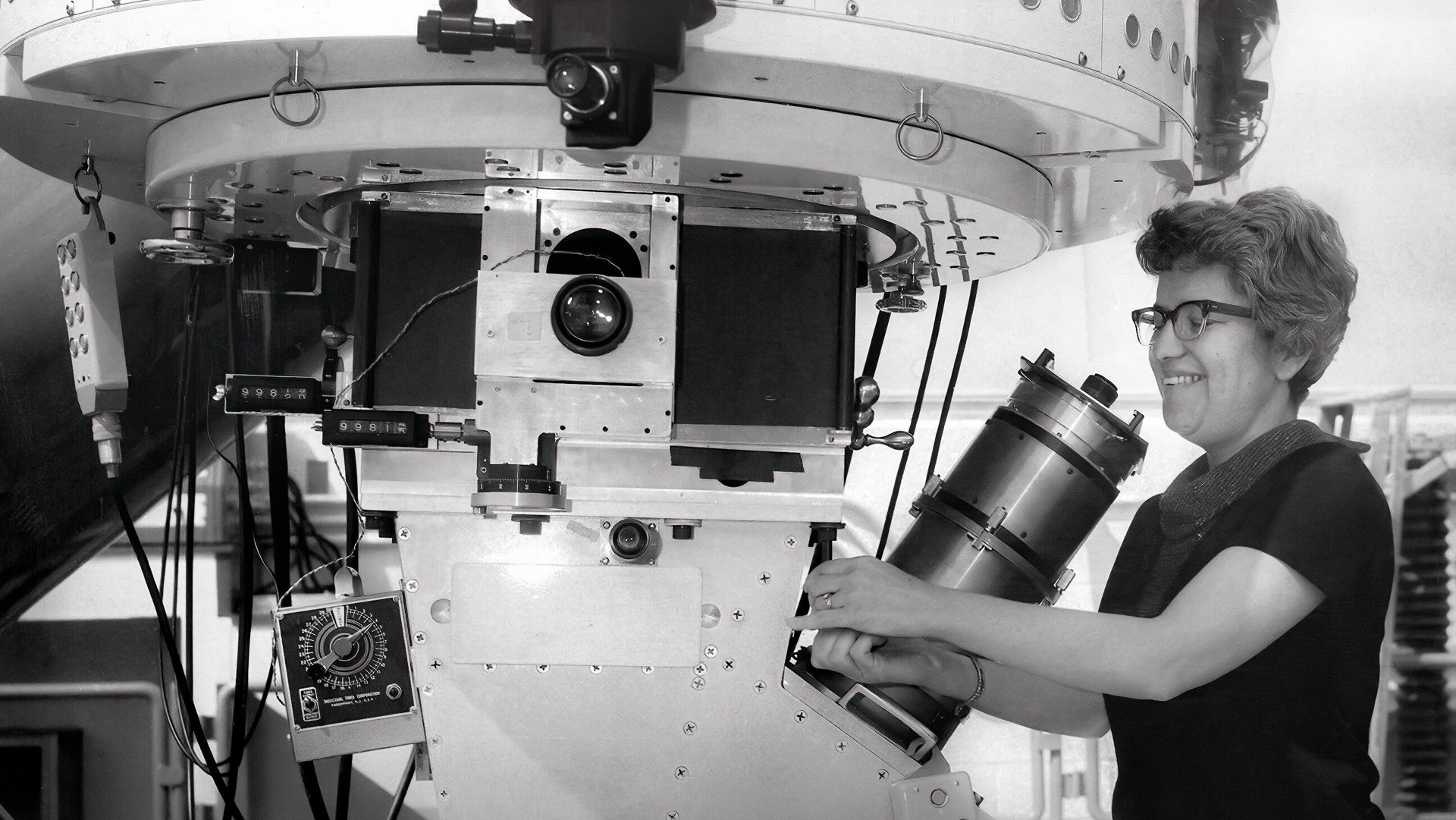 Vera Rubin benutzt ein Teleskop des Kitt-Peak-Nationalobservatoriums.