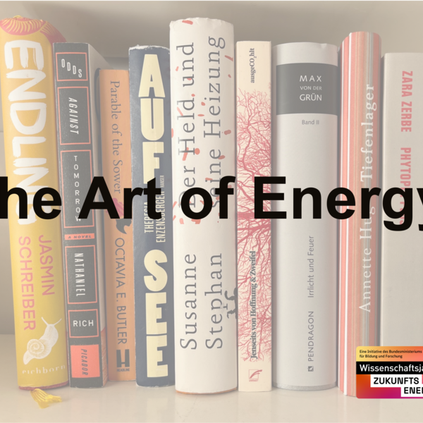 Der Schriftzug "The Art of Energy" steht vor einer Reihe von Buchrücken. 