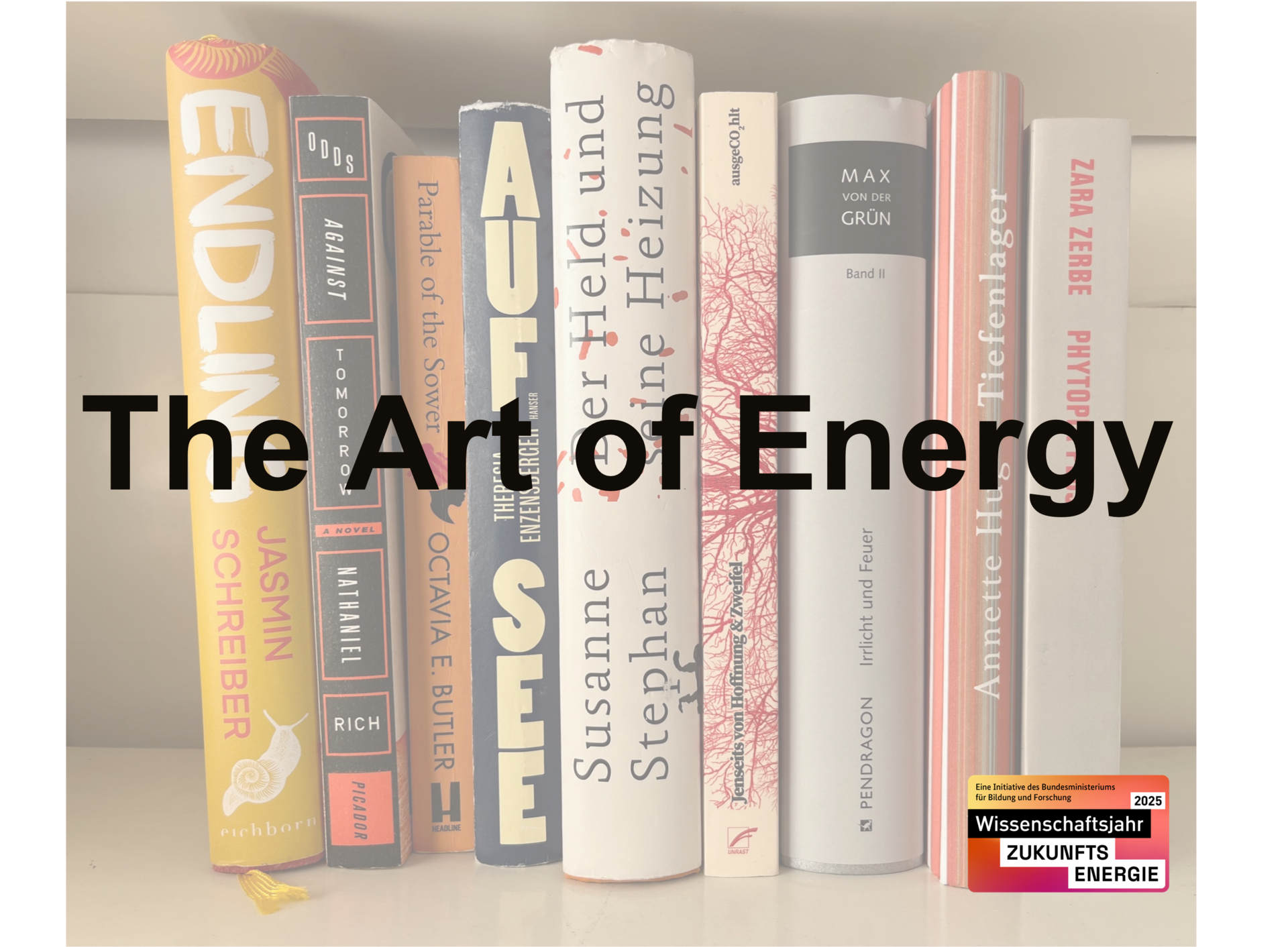 Der Schriftzug "The Art of Energy" steht vor einer Reihe von Buchrücken. 