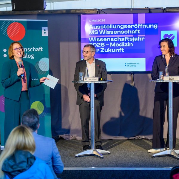 Bundesministerin für Forschung, Technologie und Raumfahrt Dorothee Bär mit Prof. Dr. Walter Rosenthal auf der Bühne.
