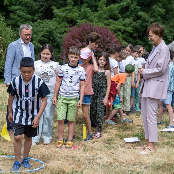 Bundesministerin Stark-Watzinger mit Kindern