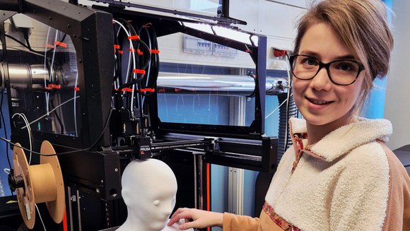 Dr. Christina Stengl an einem 3D-Drucker, der ein Phantom produziert.