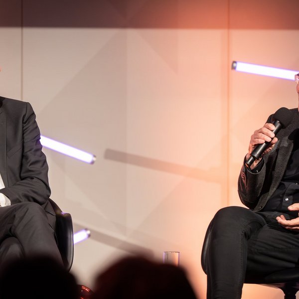 Prof. Dr. Hartmut Zohm sitzt neben Prof. Dr. Mario Ragwitz und spricht in ein Mikrofon.