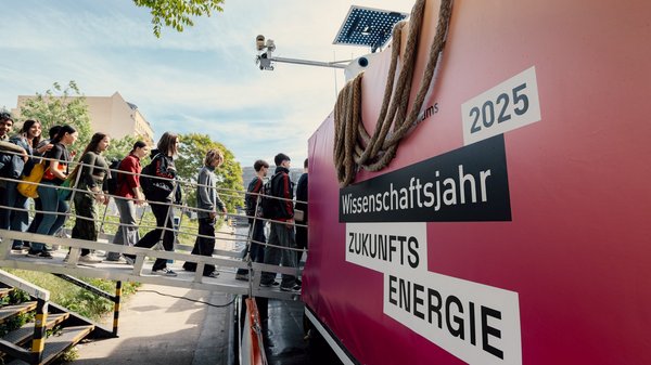 Foto von Besucherinnen und Besuchern, die die MS Wissenschaft betreten.