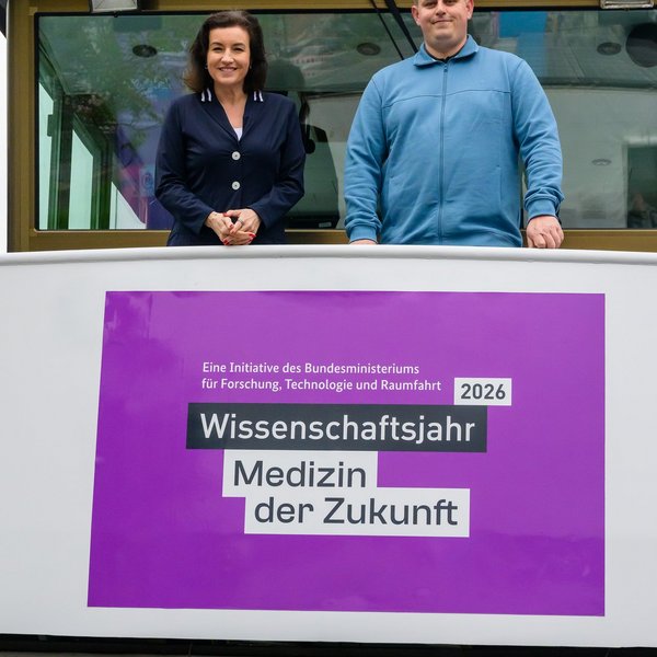Bundesministerin für Forschung, Technologie und Raumfahrt Dorothee Bär mit dem Kapitän der MS Wissenschaft.