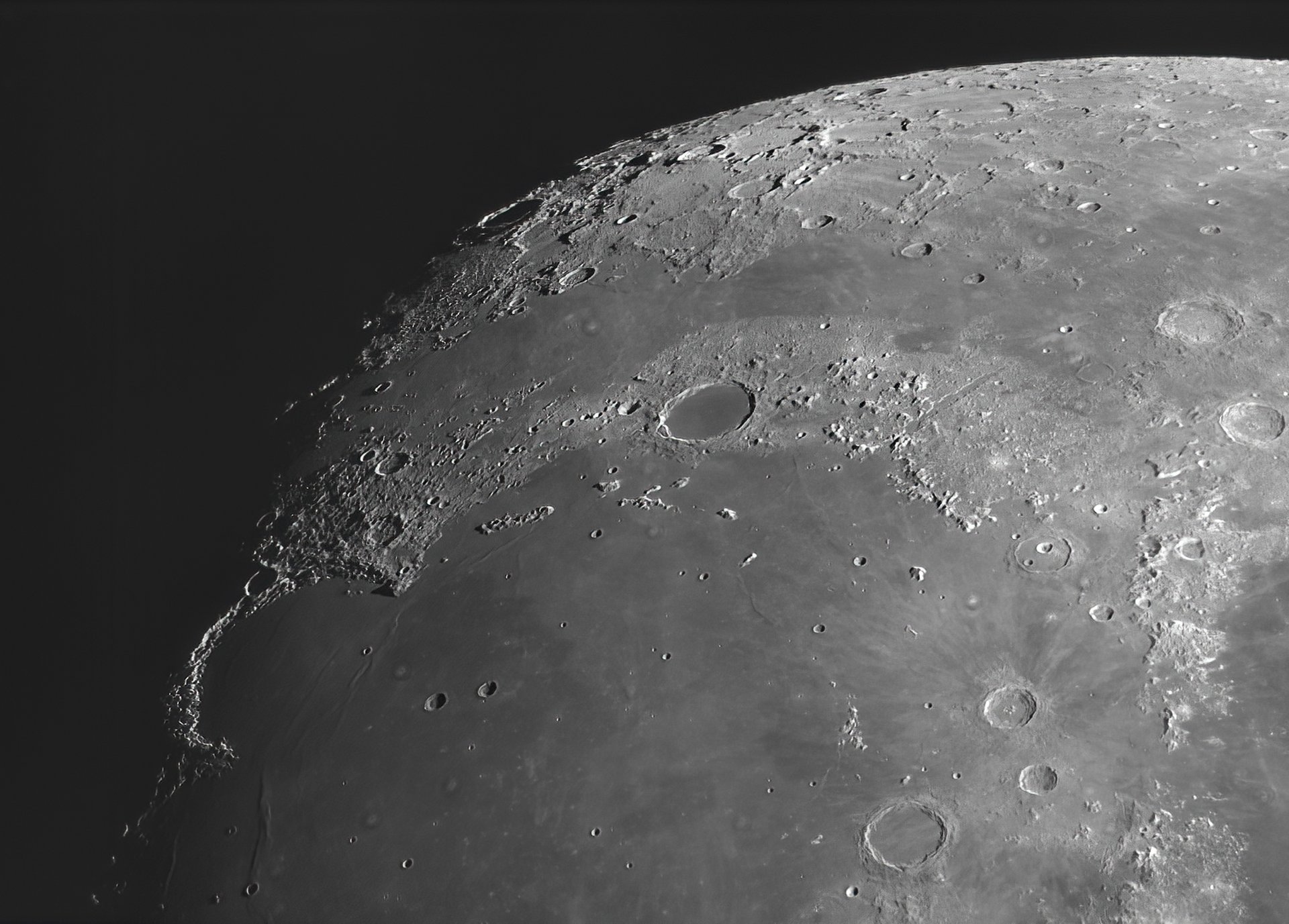 Die graue Oberfläche des Mondes mit Mondkratern