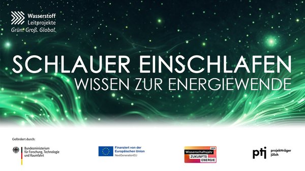 Banner des Podcasts mit Schriftzug „Schlauer Einschlafen – Wissen zur Energiewende“ vor grünen Lichtern.