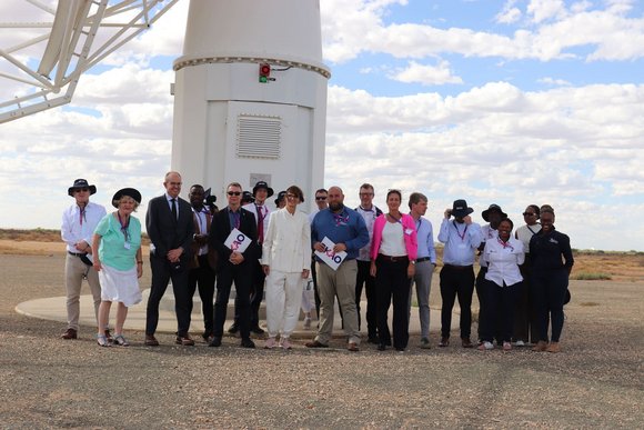 Bundesforschungsministerin Stark-Watzinger besucht größtes Radioteleskop der Welt in Südafrika. 