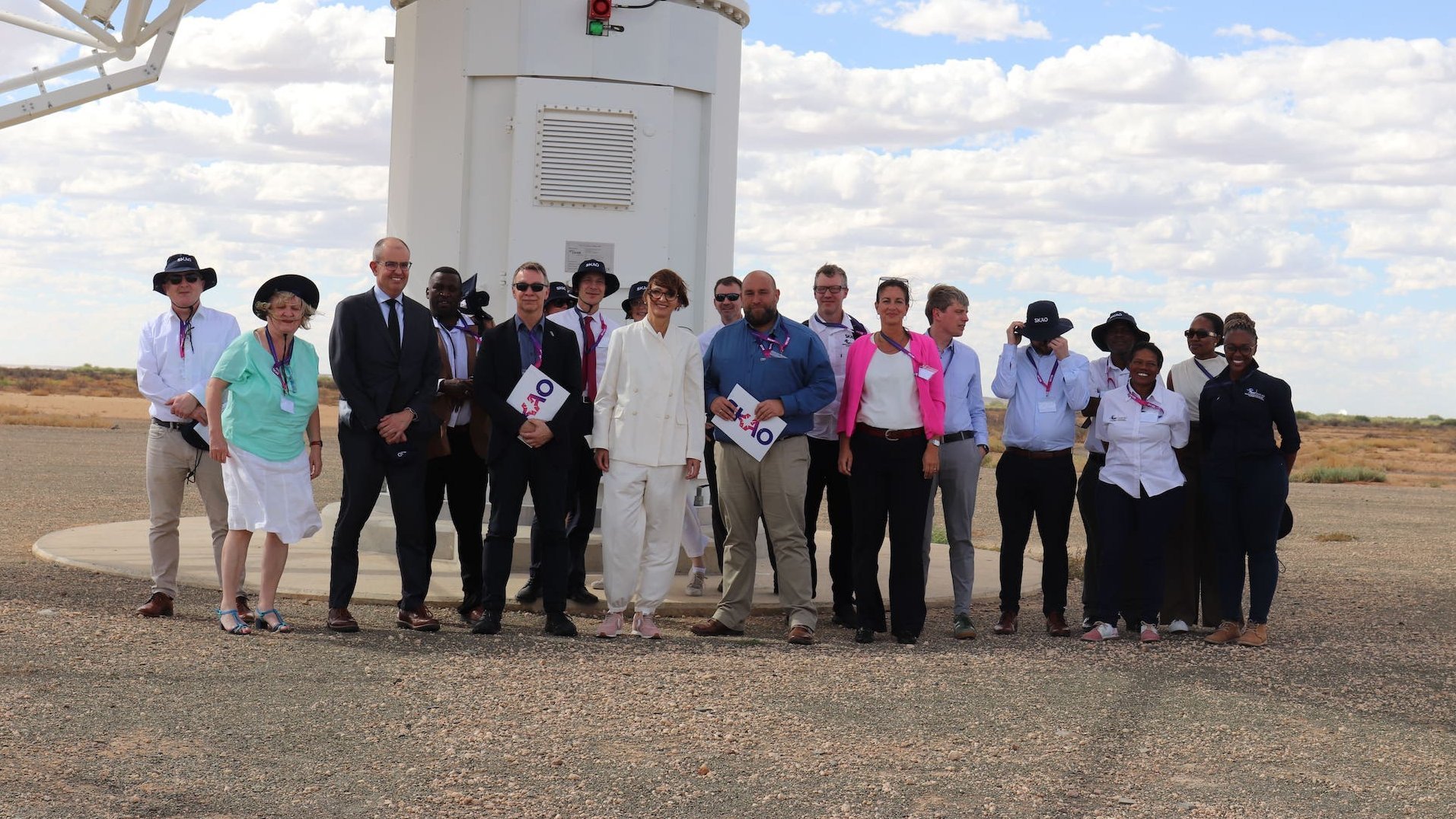 Ministerin Stark-Watzinger und Delegation vor Radioteleskop