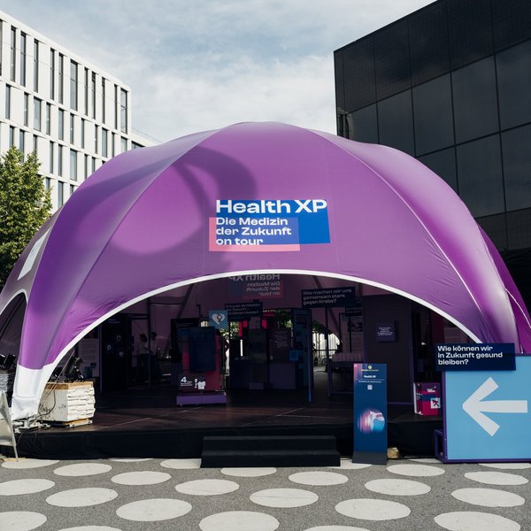 Außenansicht des Zeltes, in dem die interaktive Ausstellung "Health XP" stattfindet.