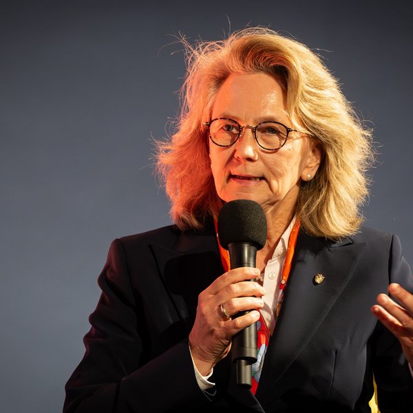 Prof. Dr. Bettina Rockenbach, Präsidentin der Leopoldina, spricht in ein Mikrofon.