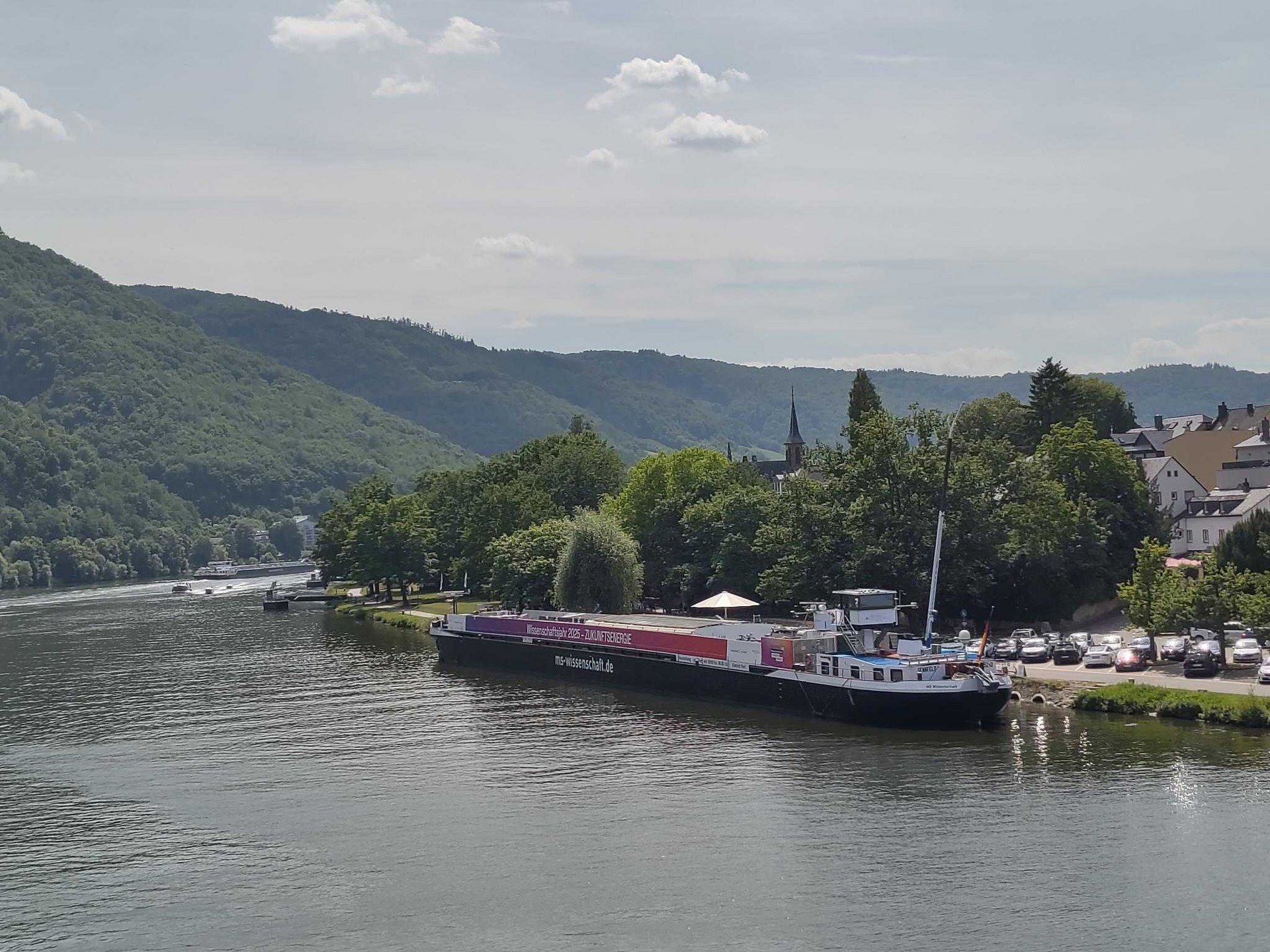 Luftaufnahme von einem Schiff an einem Ankerplatz 