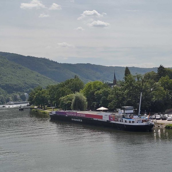 Luftaufnahme von einem Schiff an einem Ankerplatz 