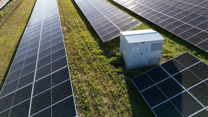 Foto von Photovoltaik-Anlagen und einer Energiespeicher-Einheit.