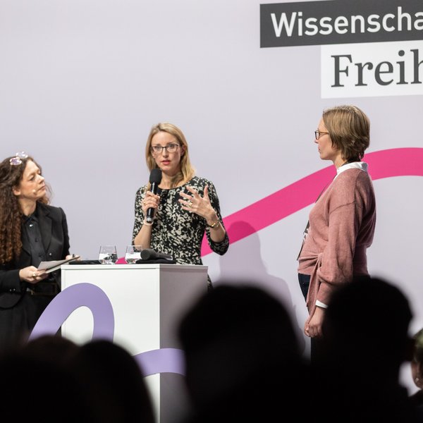 Prof. Dr. Alena Buyx und Katharina Lezius mit Beiträgen zur Freiheit kommender Generationen.