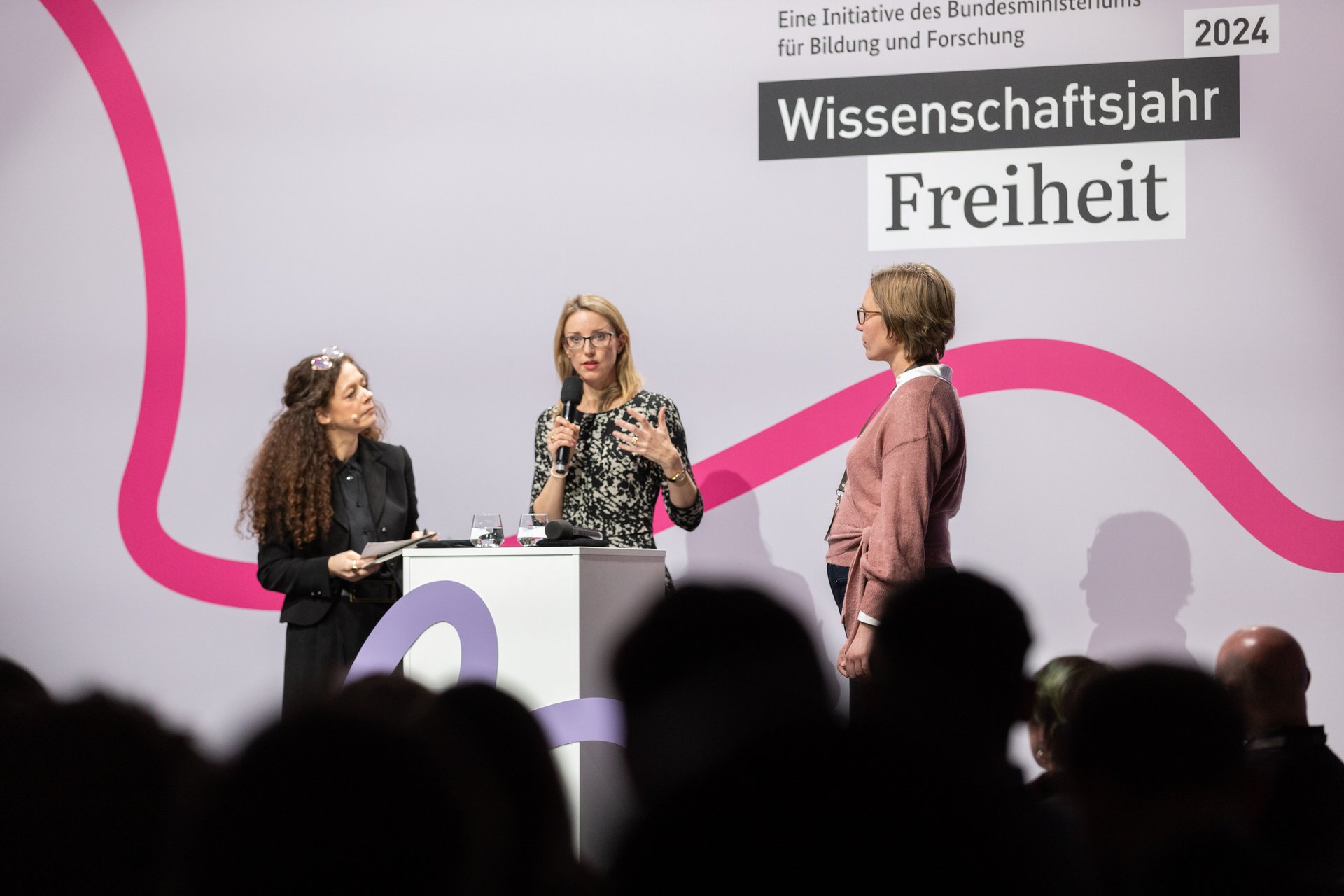 Prof. Dr. Alena Buyx und Katharina Lezius mit Beiträgen zur Freiheit kommender Generationen.