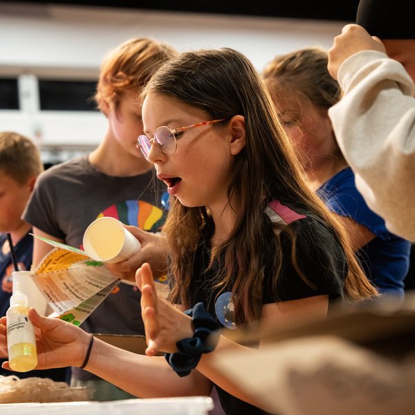 Schülerinnen und Schüler basteln Windkraftmodelle.