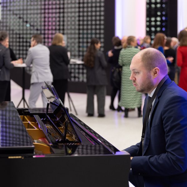 Oliver Seidel spielt Klavier im Foyer.