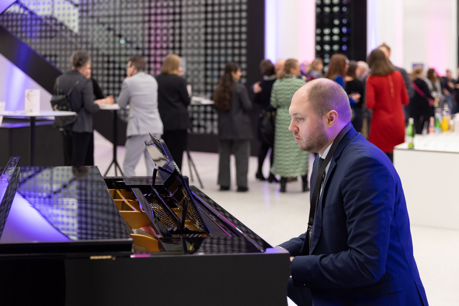 Oliver Seidel spielt Klavier im Foyer.