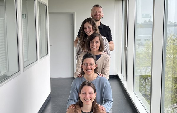 Gruppenbild der Projektverantwortlichen, die freundlich in die Kamera lächeln.