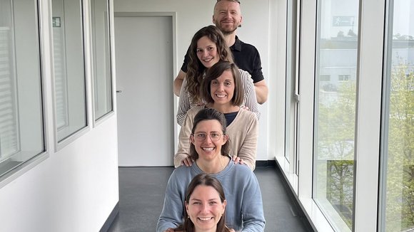Gruppenbild der Projektverantwortlichen, die freundlich in die Kamera lächeln.