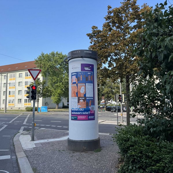 Eine Litfaßsäule mit einem Comic zu Gehirngesundheit.