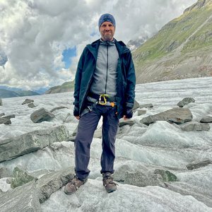 Tobias Backers auf dem Aletschgletscher, um sich ein Bild vom Abschmelzen und den dadurch verursachten Georisiken wie Böschungsinstabilitäten zu machen.