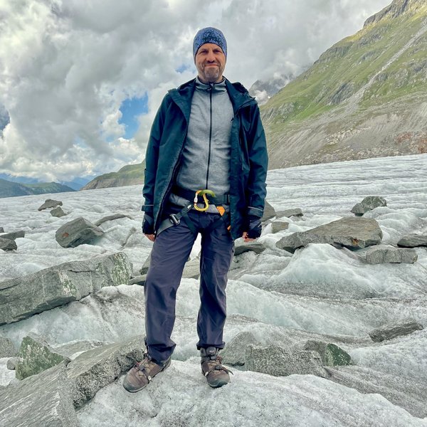 Tobias Backers auf dem Aletschgletscher, um sich ein Bild vom Abschmelzen und den dadurch verursachten Georisiken wie Böschungsinstabilitäten zu machen.