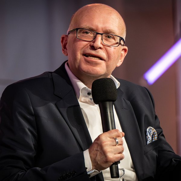 Prof. Dr. Jürgen Janek von der JLU Gießen spricht in ein Mikrofon.